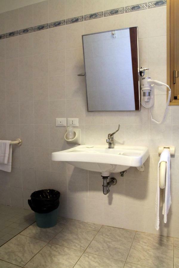 โฮเต็ล วิลลา อัซซูร์รา-ใหม่ Hotel โบโลญญา ภายนอก รูปภาพ